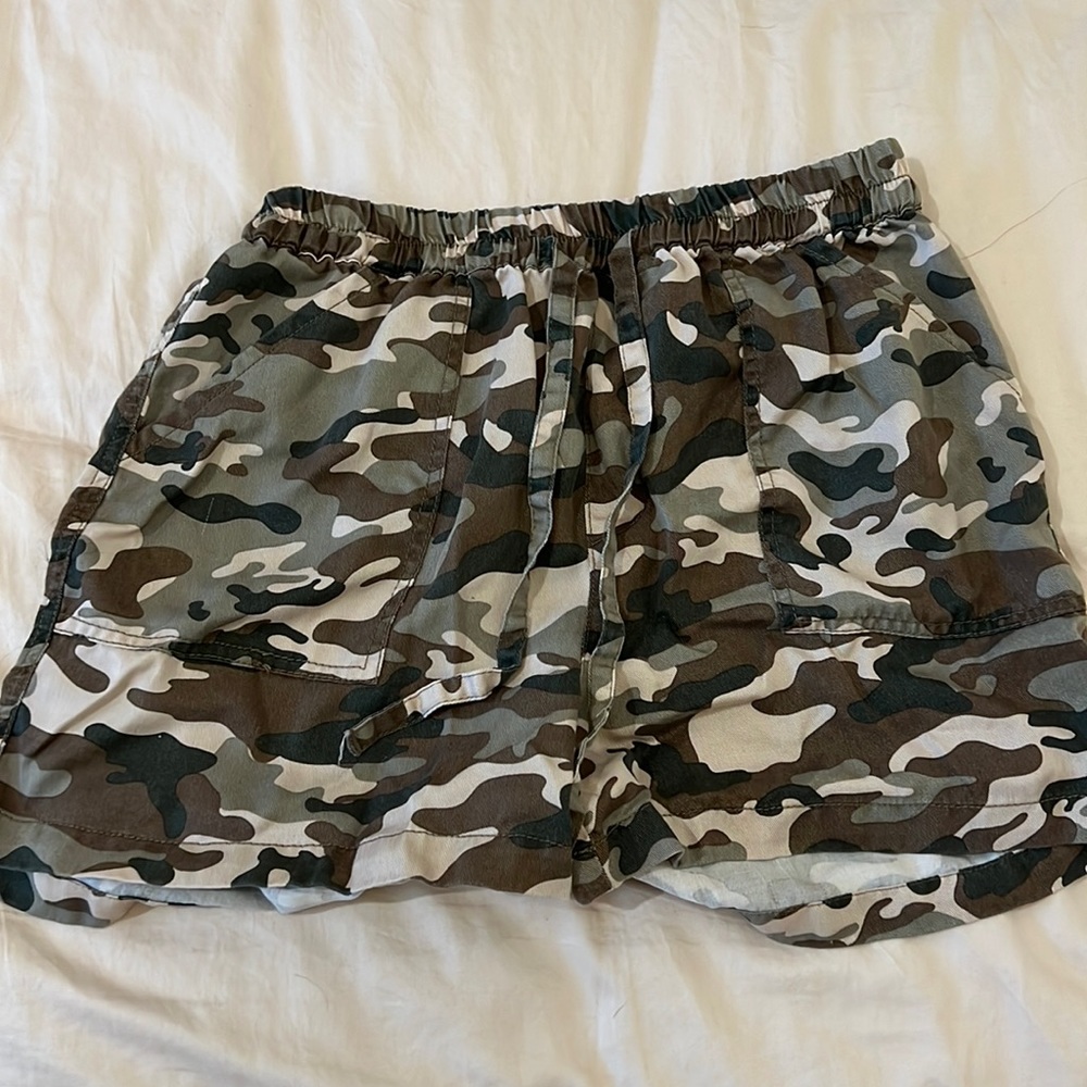 Love tree camp shorts large